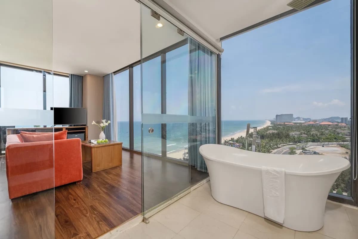 Yarra Ocean Suites Danang 7