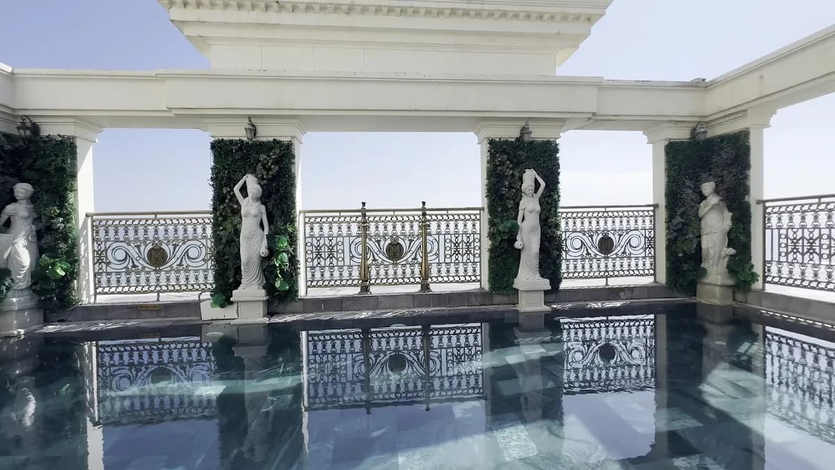 Monarque Hotel