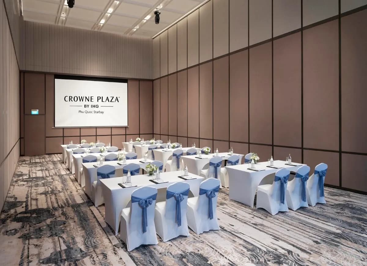Crowne Plaza 6