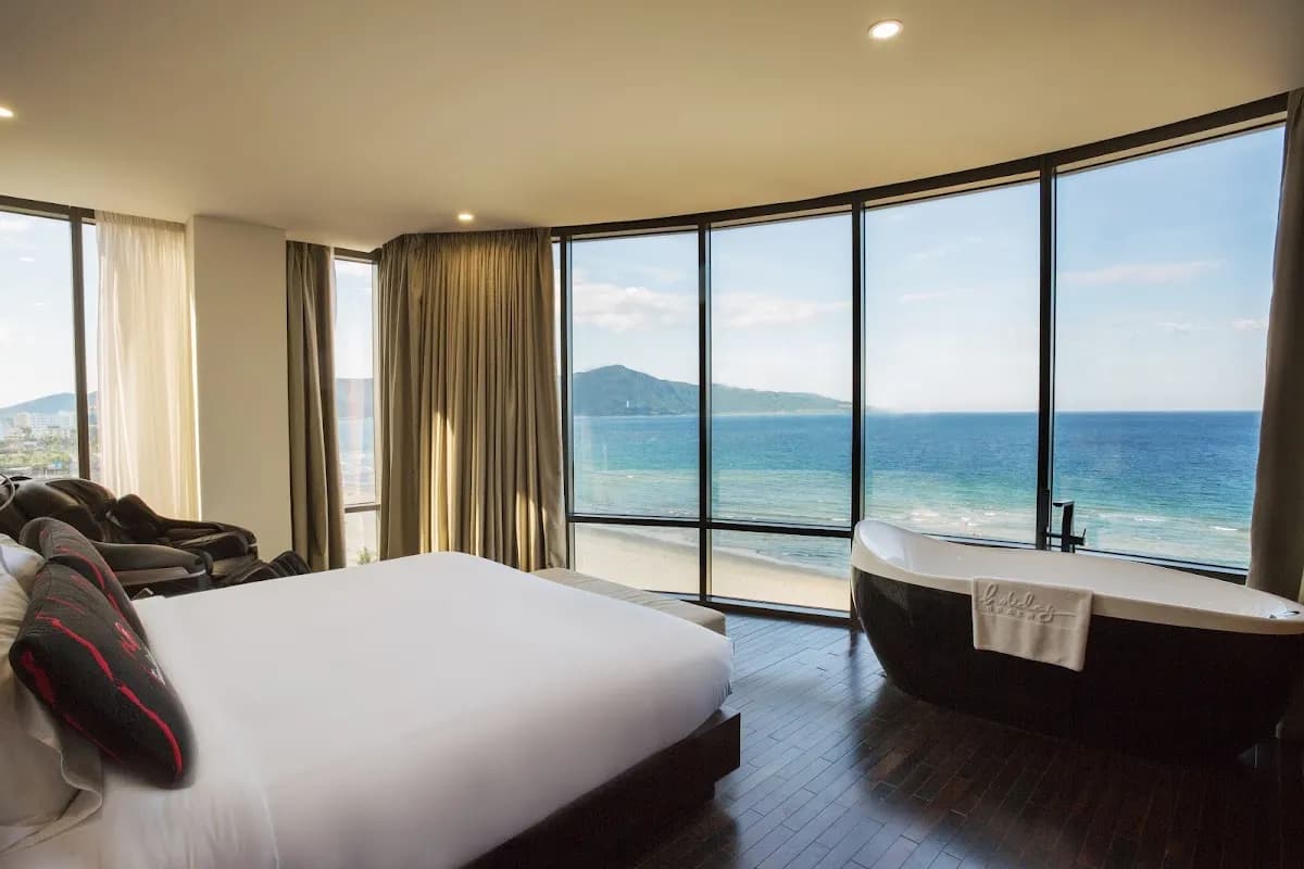 Holiday Beach Hotel Danang 3