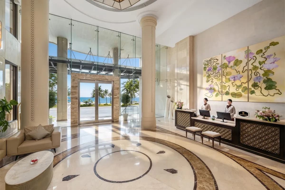 Holiday Beach Hotel Danang 6