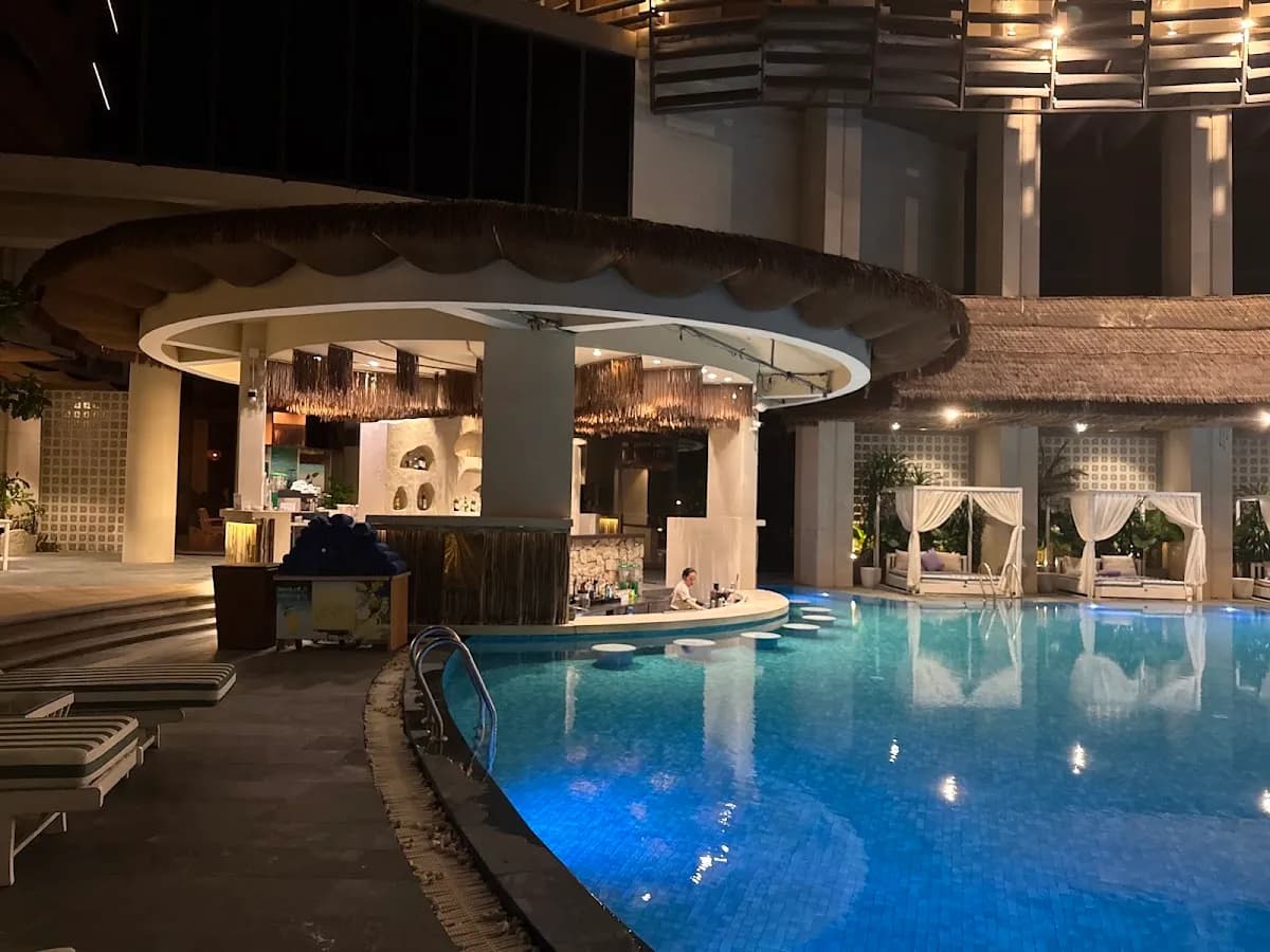 Holiday Beach Hotel Danang 4